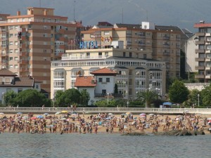 Hotel Las Rocas en la playa de Brazomar.