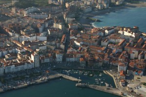 Vista aérea del puerto y casco antiguo.