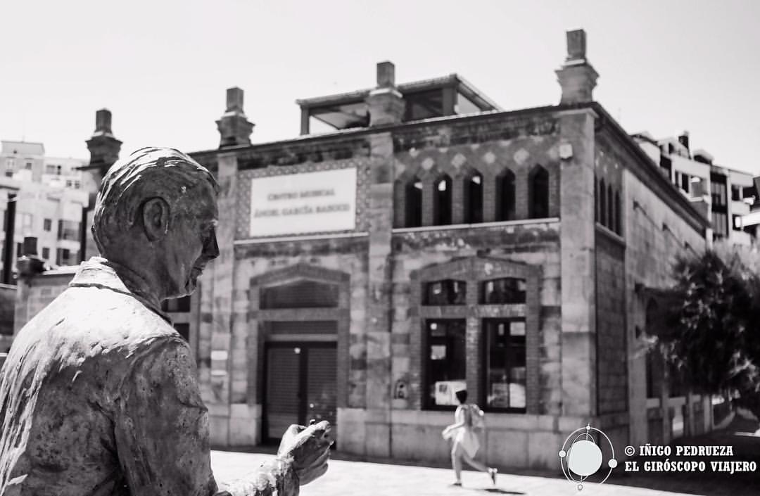 Antiguo matadero, convertido en conservatorio de música. El edificio es de Eladio Laredo. La estatua de Lourdes Umerez homenajea al compositor castreño Arturo Dúo.