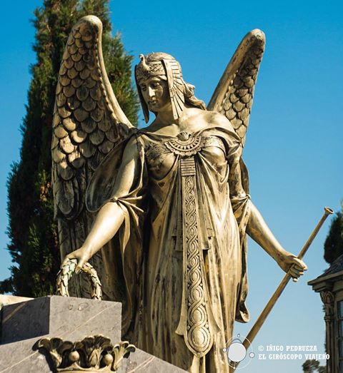 Estatua del cementerio municipal, uno de los más bonitos de todos el norte.©Iñigo Pedrueza.