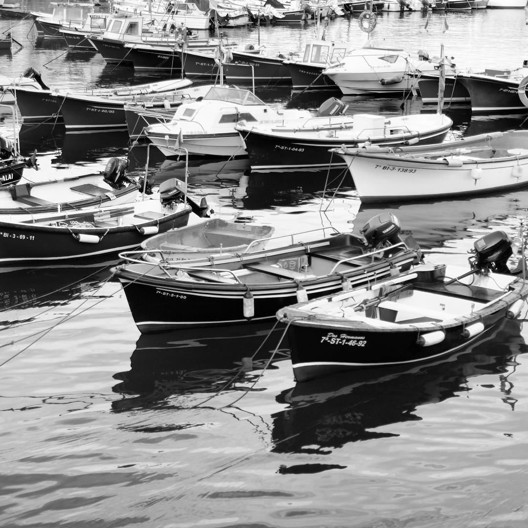 Botes en el puerto más viejo de Castro. ©Iñigo Pedrueza.