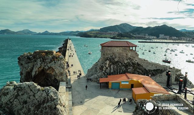 Rompeolas y ermita de Santa Ana vistos desde el Castillo Faro.©Inigo Pedrueza.